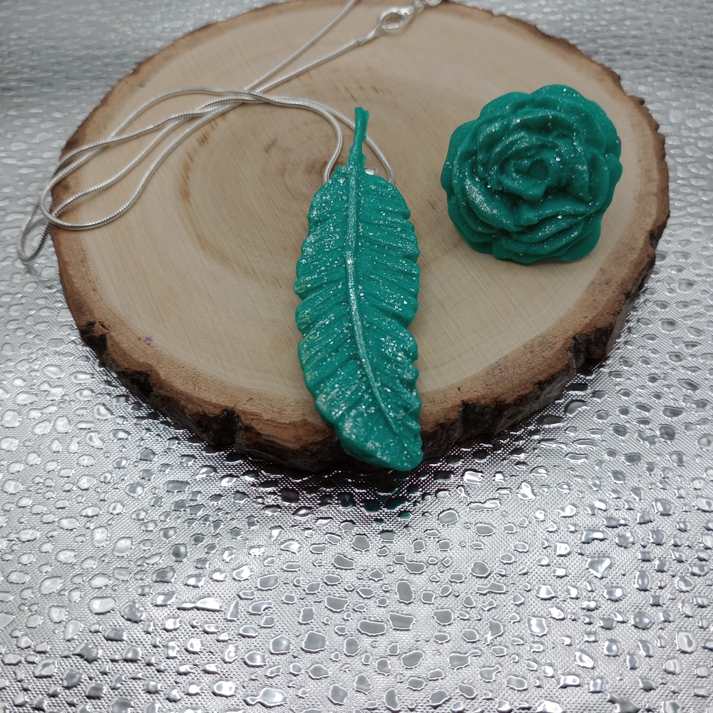 Elegant Silver and Teal Feather Necklace and Rose Ring Set